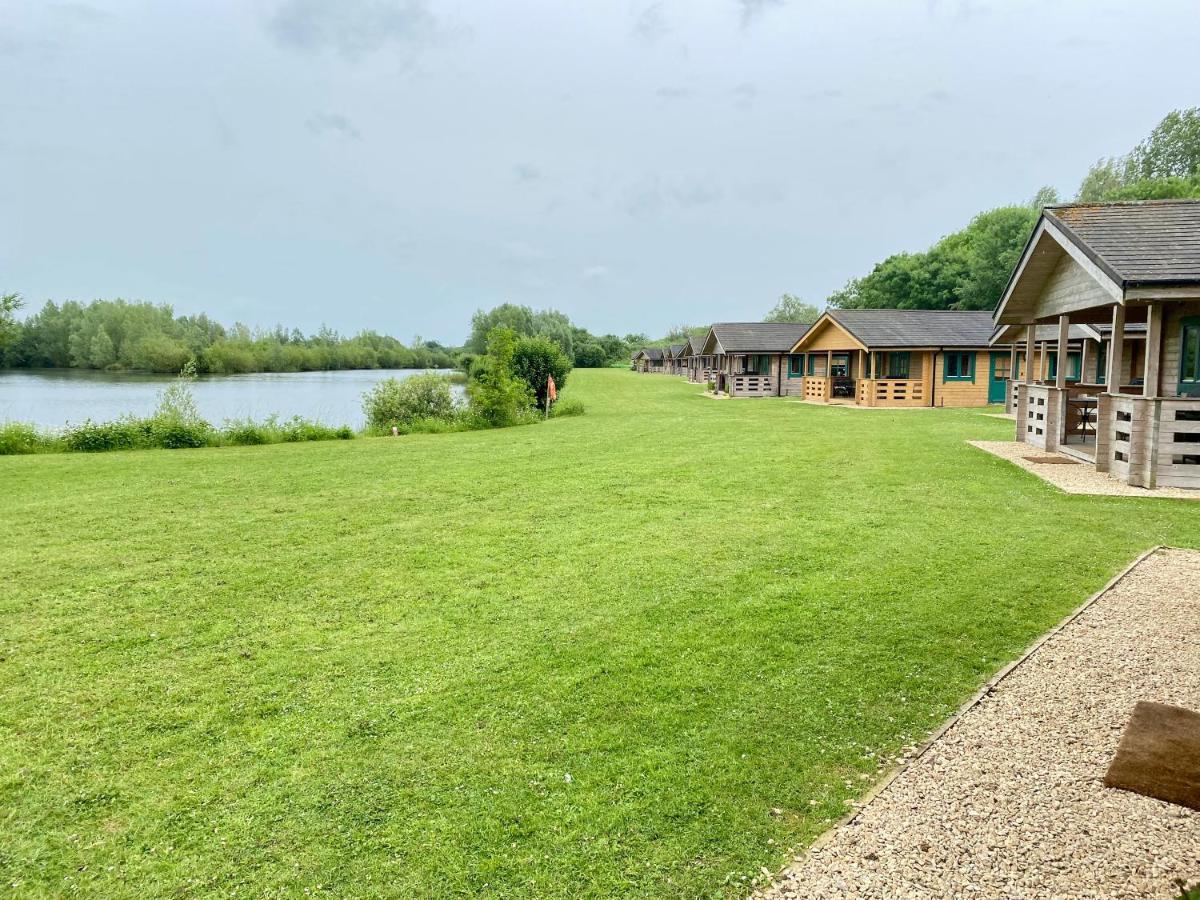 Lake Pochard, Oak Lodge South Cerney Exterior foto
